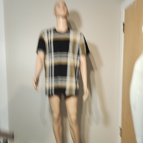 Guess Black and Gold Short Sleeve Tee Modern Design - Picture 9 of 9